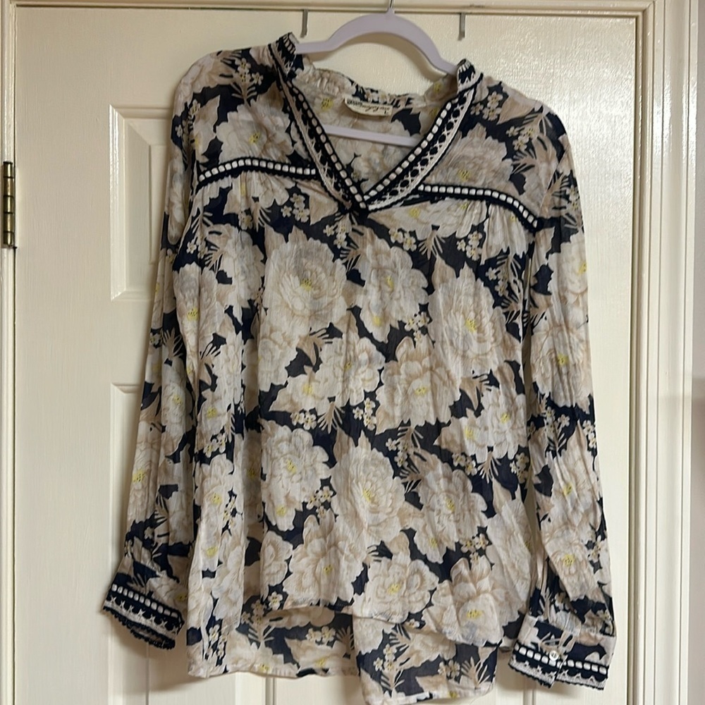 Magazine Size L long sleeve blouse. Beautifully‎ trimmed at neck/chest and wrist